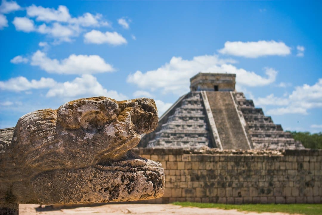 Pirámide de piedra de una antigua zona arqueológica maya, en el chat de General Heliodoro Castillo