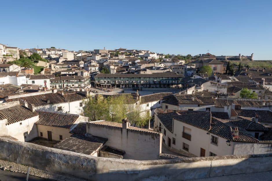Plaza Mayor y tejados históricos en la sala de chat de Monforte de Lemos