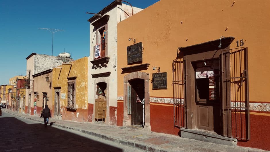 Hilera de casas antiguas a lo largo de una calle, en el chat de San Miguel el Alto