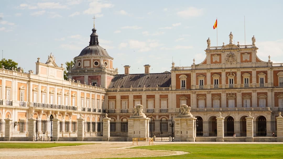 Un gran edificio con un amplio césped delantero, en el chat de Aranjuez