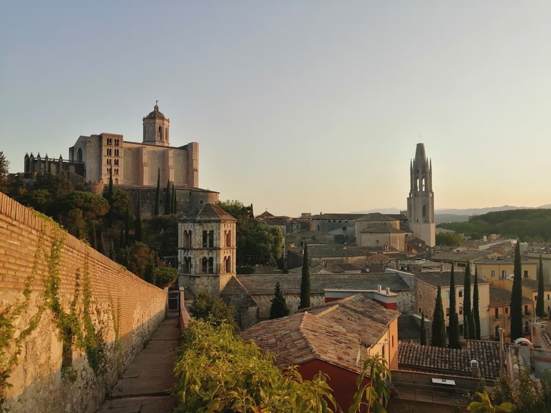 Ciudad con muro de ladrillo, en la sala de chat de Girona
