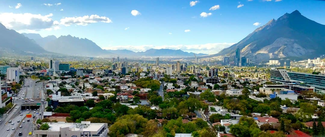 Vista aérea de una ciudad de día, en el chat de San Salvador el Verde