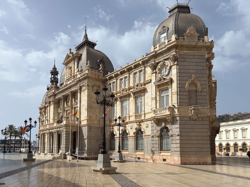 Ayuntamiento histórico de Cartagena en un día soleado en la sala de chat de Cartagena