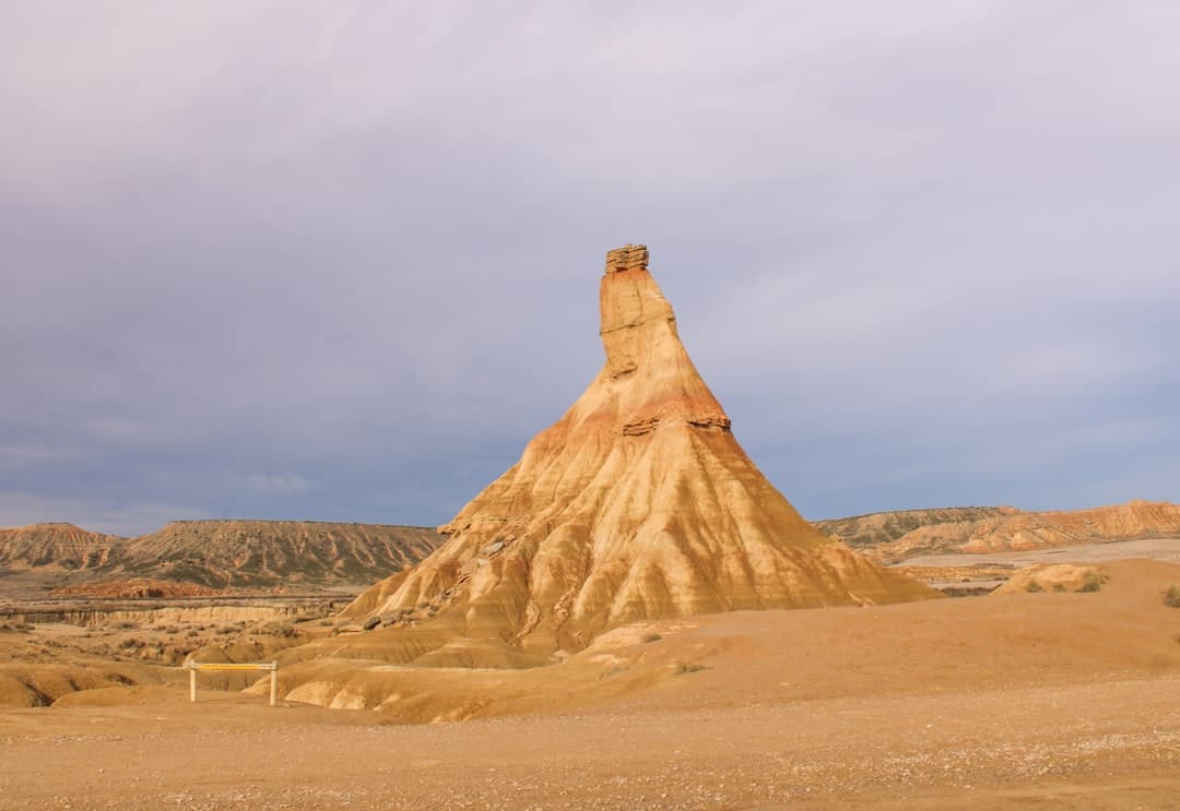 Una gran formación rocosa en medio del desierto, en la sala de chat de Tudela