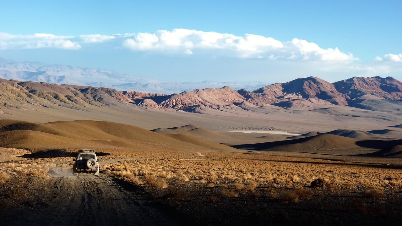 Camión en un árido paisaje montañoso, en el chat de Almagro