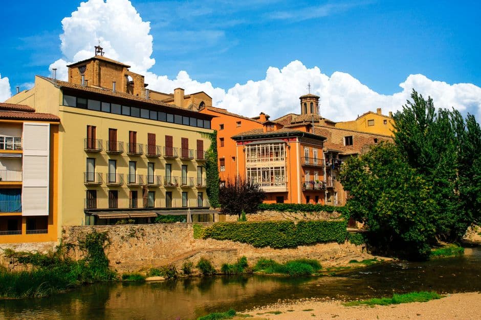 Río tranquilo y casas históricas en la sala de chat de Estella-Lizarra