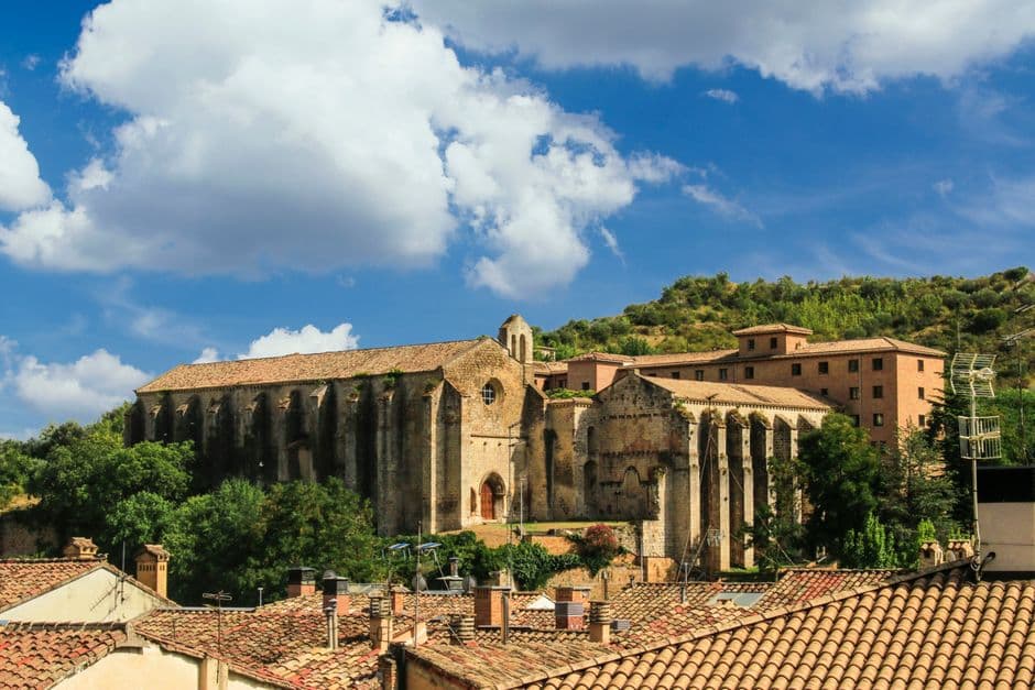 Monasterio histórico bajo cielo azul, en el chat de Estella-Lizarra
