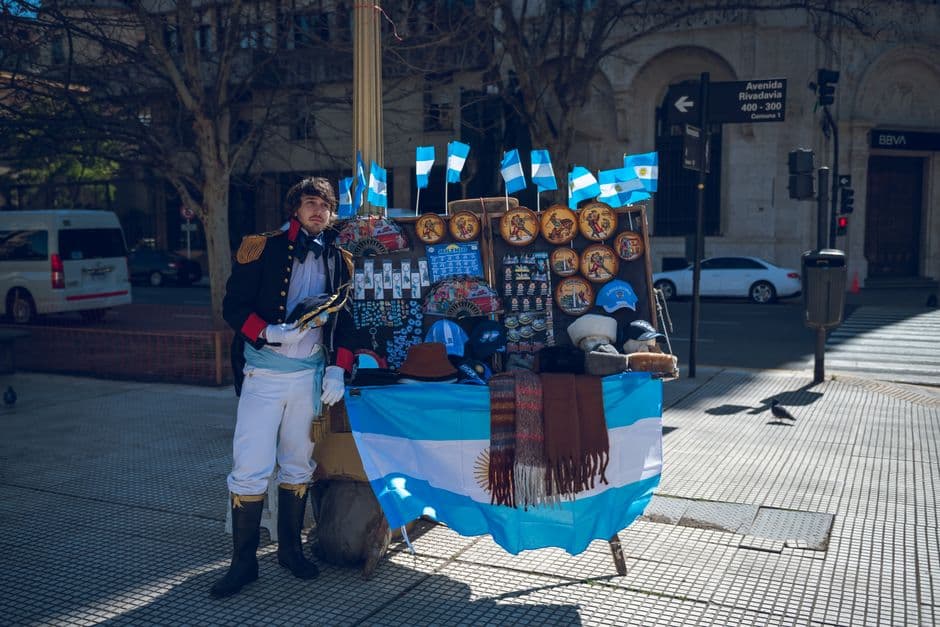Vendedor ambulante que muestra recuerdos argentinos, en el chat de Rivadavia