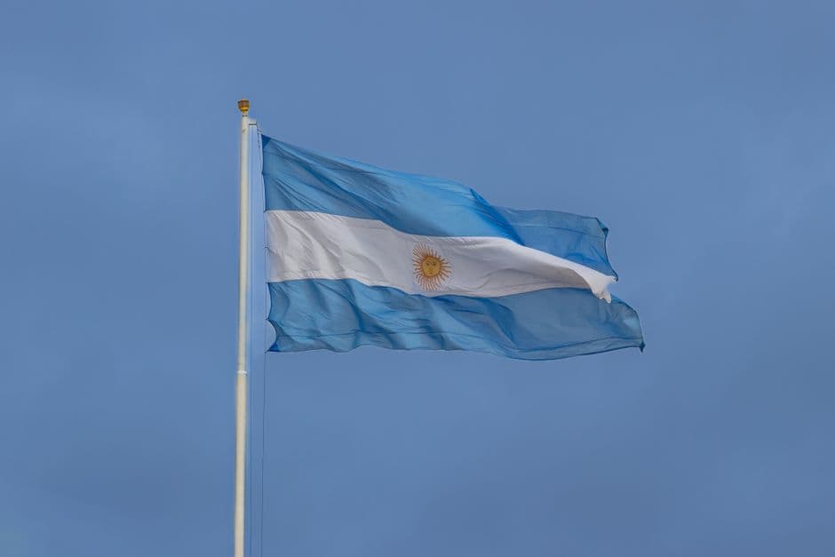 Bandera ondeando contra un cielo despejado, en el chat de Libertad