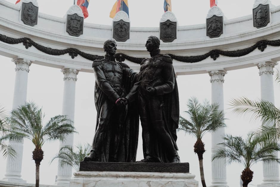Estatuas en una rotonda rodeada de vegetación, en el chat de General José de San Martín