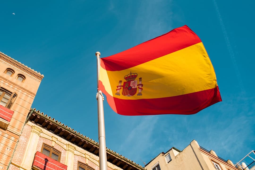 Bandera española ondeando frente a un edificio, en el chat de Carrión de los Condes