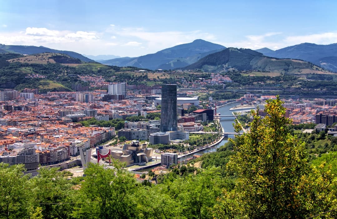 Edificios cerca de árboles en la sala de chat de Vilagarcía de Arousa