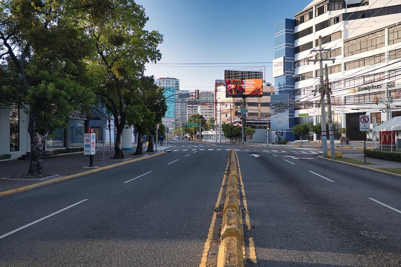 Carreteras vacías de una ciudad durante el confinamiento, en el chat de Provincia Santo Domingo