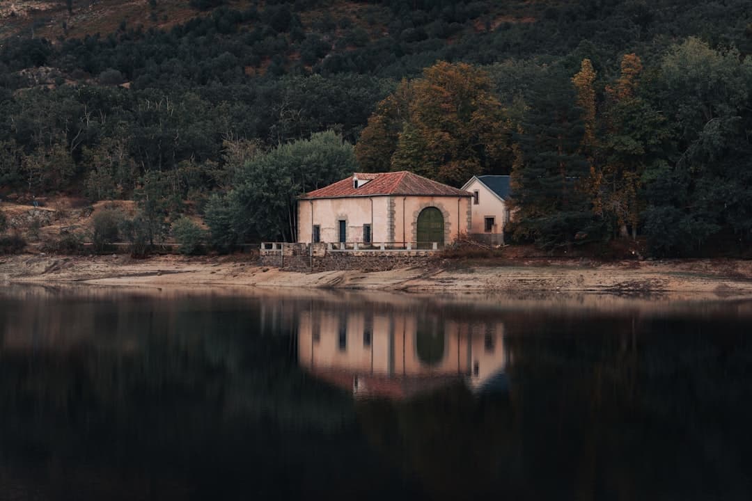Una casa junto a un lago tranquilo, en el chat de San Ildefonso
