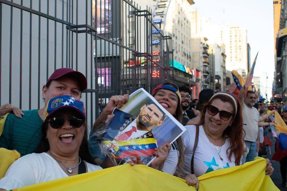 Calle con una manifestación vibrante, en el chat de Aragua