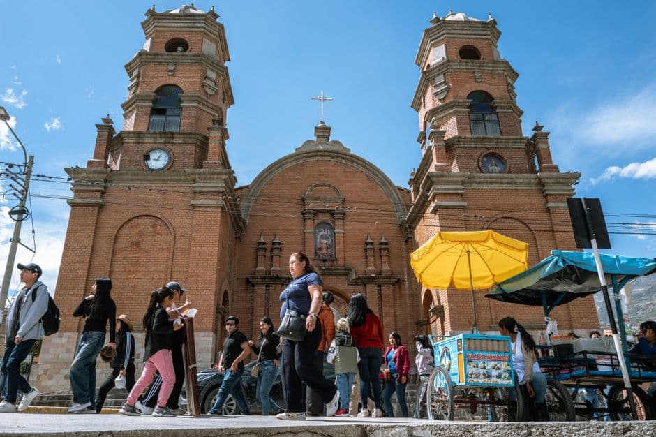 Escena callejera con una iglesia colonial al fondo, en el chat de Trujillo