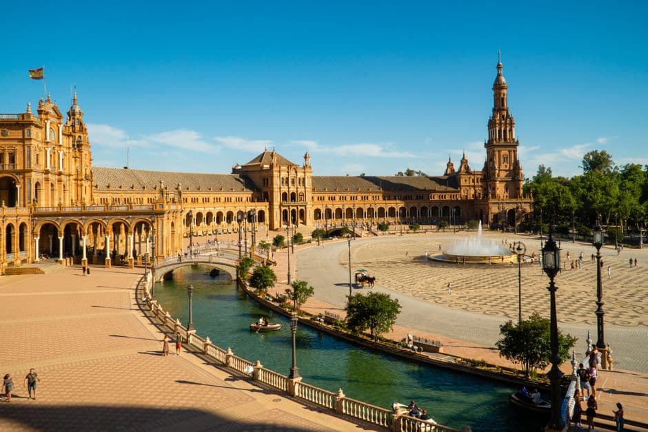 Castillo viejo en la Plaza de España cielo azul, en la sala de chat de Écija