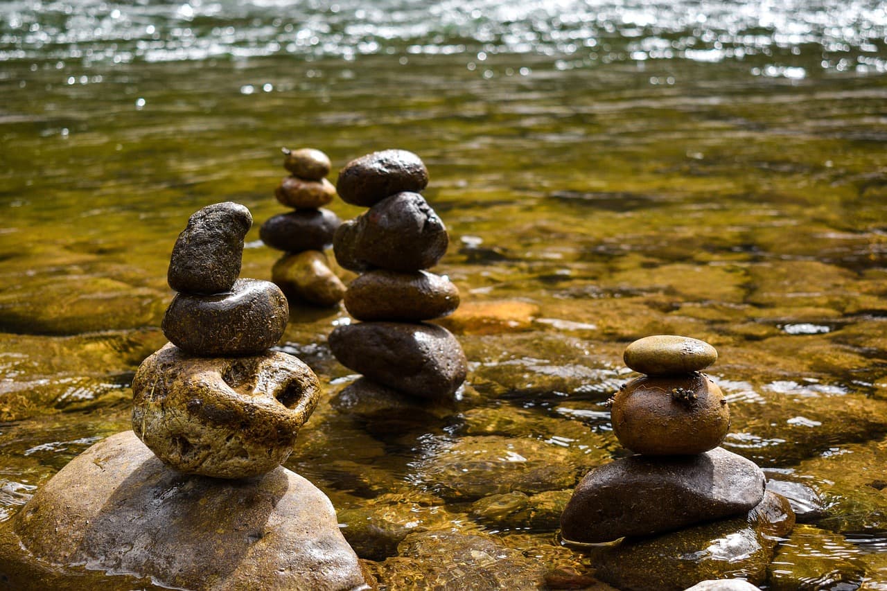 Río de aguas tranquilas entre piedras en Apurímac, en el chat de Departamento de Apurímac