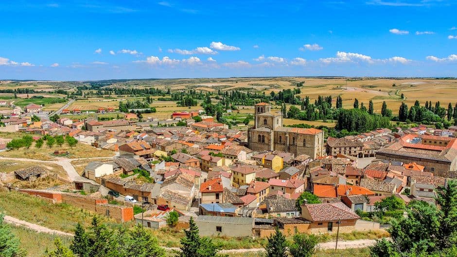 Vista aérea de edificios de hormigón bajo cielo azul, en chat de El Burgo de Osma