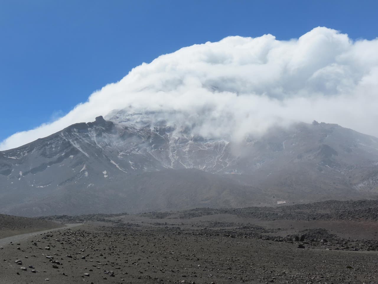 Volcán cubierto de nieve, en el chat de Chimborazo