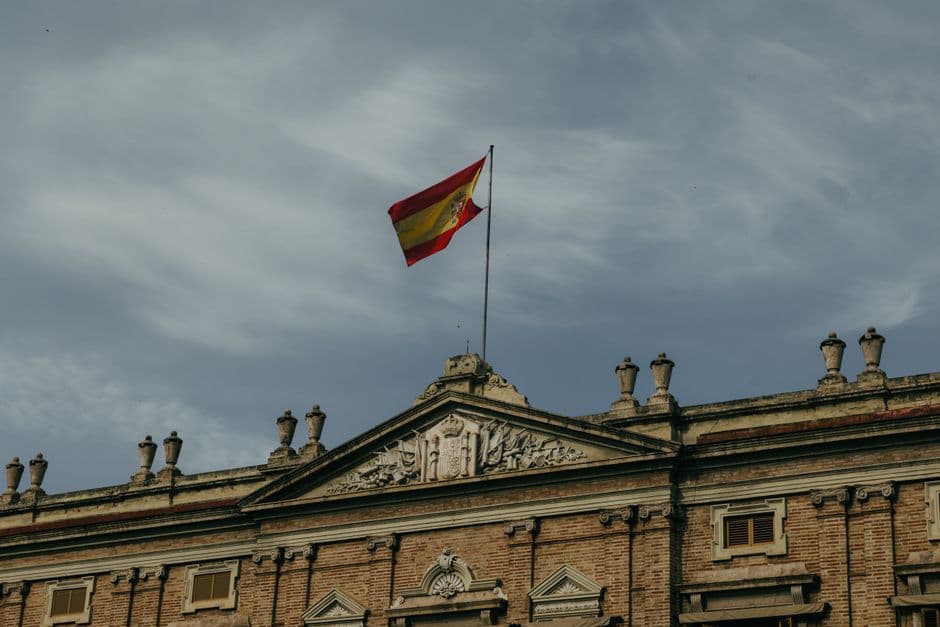 Bandera española en un edificio histórico, en la sala de chat de Almazán