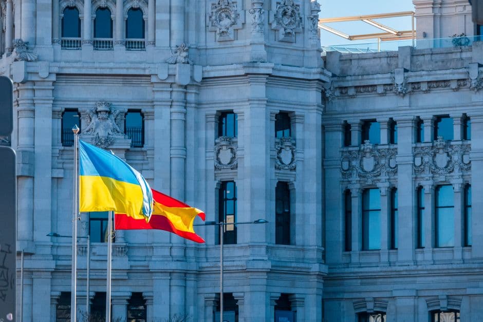 Banderas en astas cerca de edificios históricos antiguos, en la sala de chat de Reus