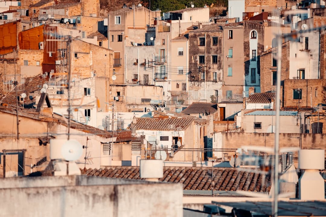 Vista de varios edificios agrupados bajo cielo despejado, en el chat de Tortosa