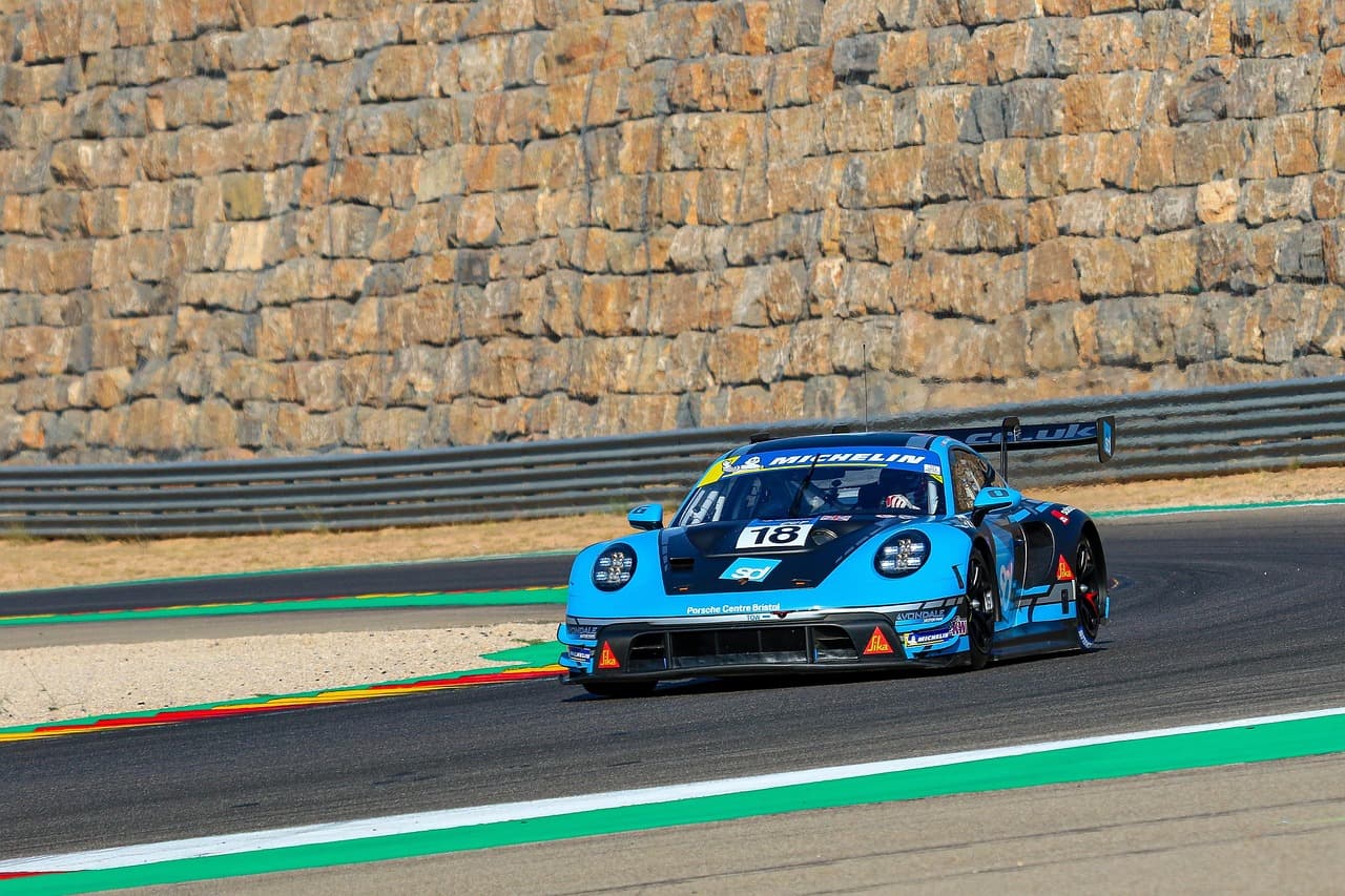 Coche de carreras Porsche en pista, en la sala de chat de Alcañiz