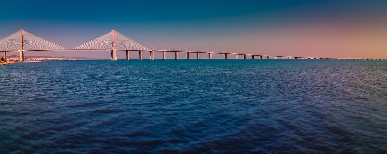Puente moderno sobre el agua, en el chat de Departamento de Gracias a Dios