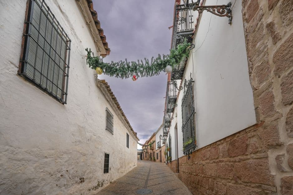 Calle empedrada con decoraciones navideñas, en la sala de chat de Talavera de la Reina