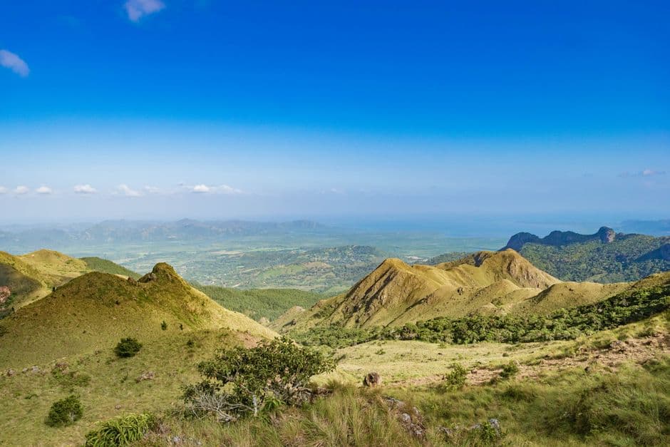 Cielo despejado sobre colinas verdes, en el chat de Provincia de Monte Cristi