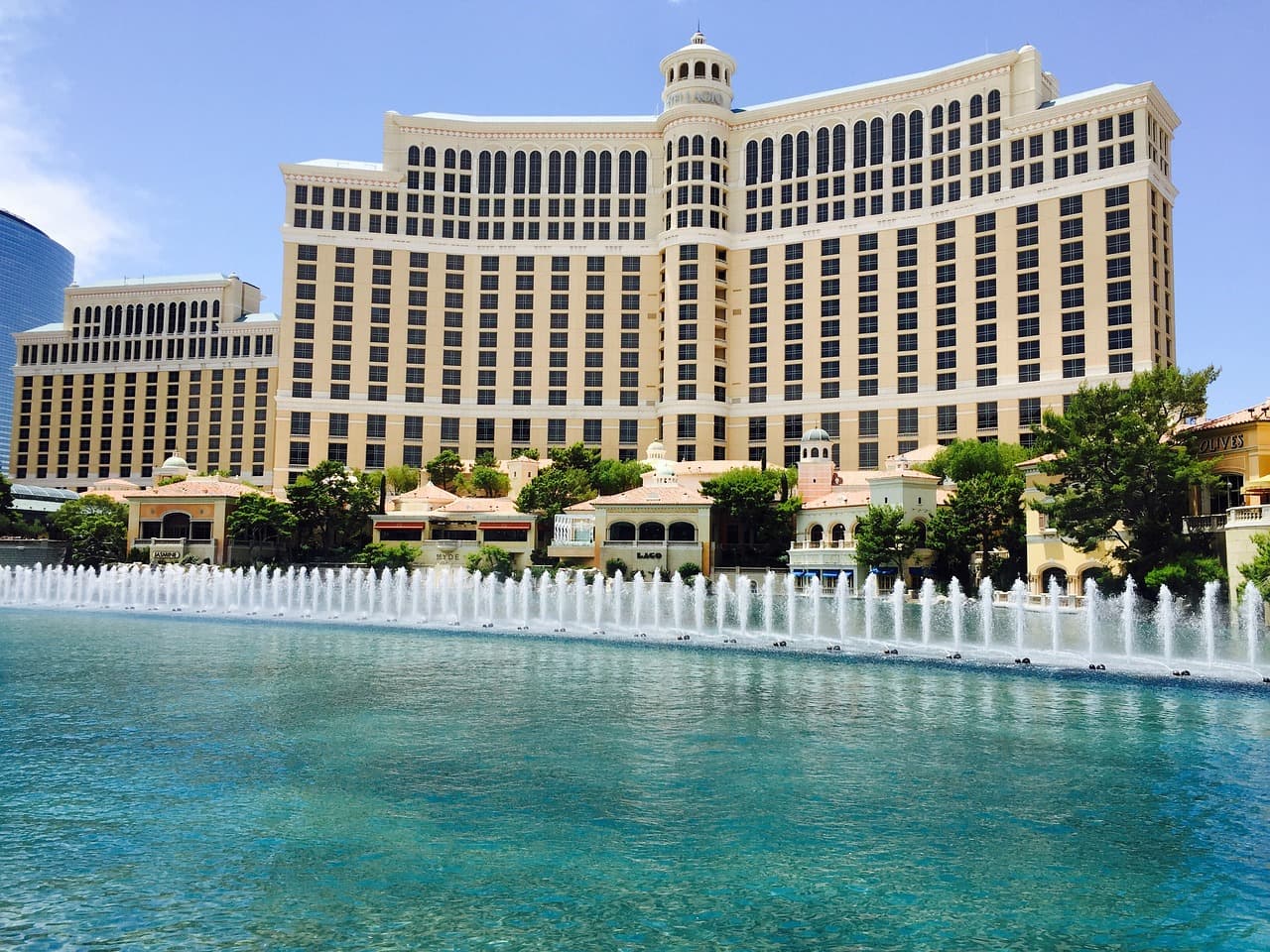 Fuente del Hotel Bellagio iluminada con chorros de agua, en el chat de Cúllar Vega