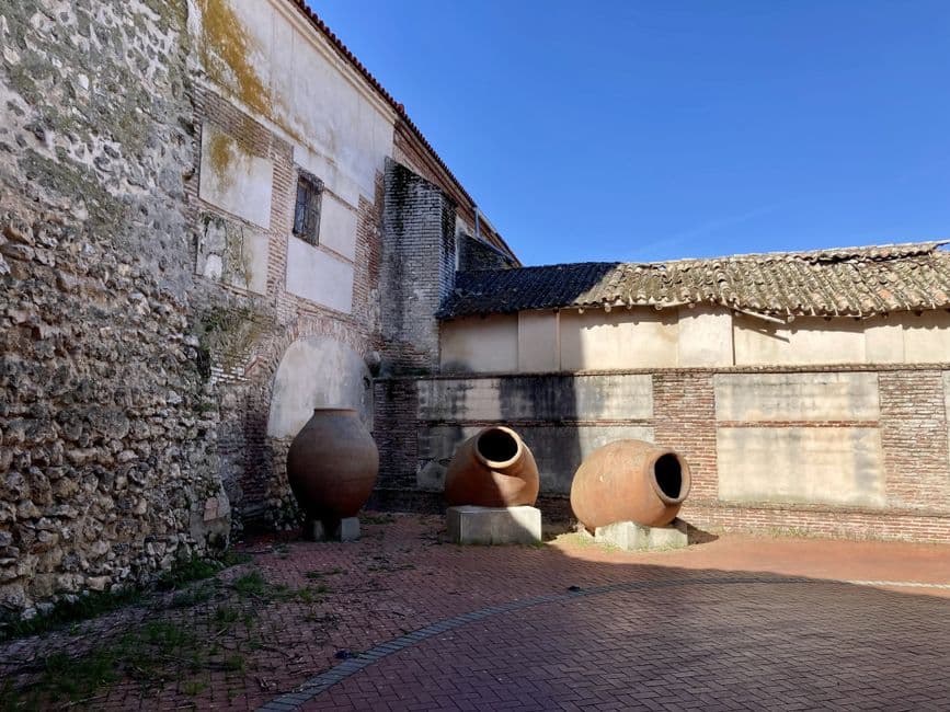 Calderos en un rincón de un edificio, en la sala de chat de Medina del Campo