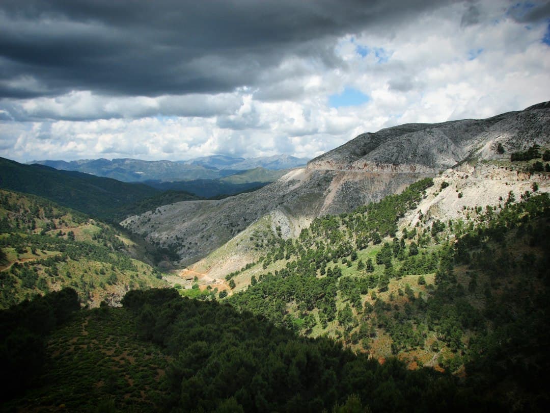 Vista de un valle y montañas bajo un cielo nublado, en el chat de Muskiz