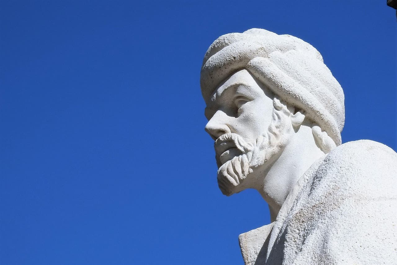 Monumento en una plaza de ciudad andaluza, en el chat de La Rambla