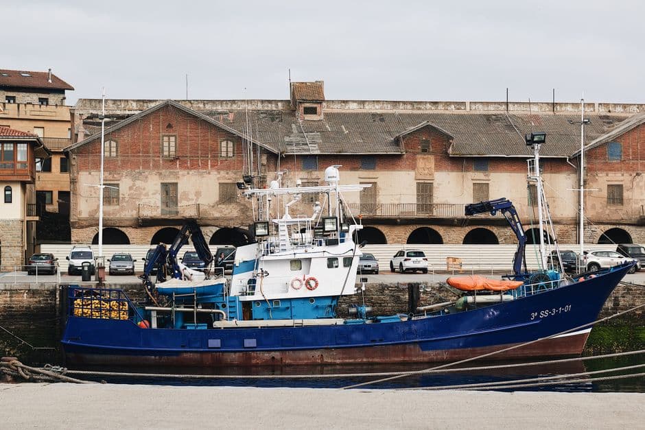Barco anclado en un puerto tranquilo, en la sala de chat de Gipuzkoa