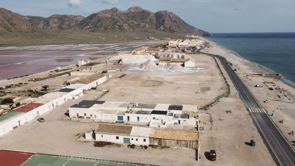 Instalación de producción de sal junto a una playa, en el chat de San Miguel de Salinas