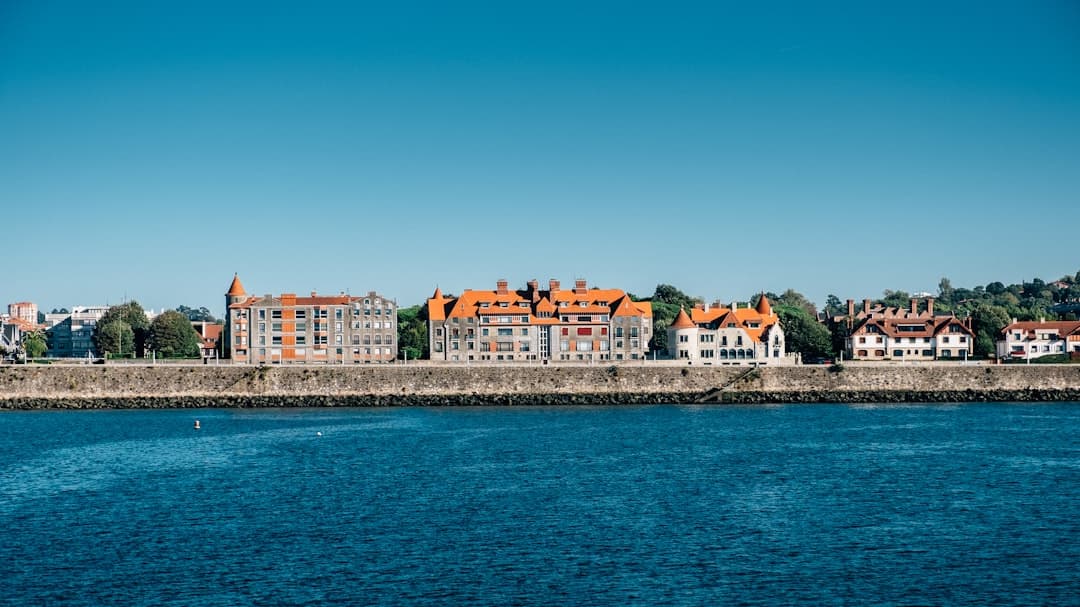 Casas con tejados naranjas junto al mar, en el chat de Getxo