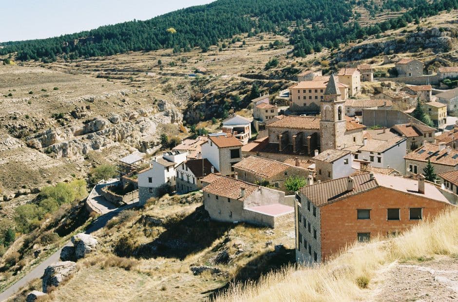 Vista panorámica de un pueblo español con hojas otoñales, en el chat de Durango