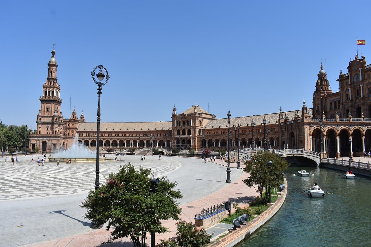 Arquitectura española en una plaza, en la sala de chat de Benavente