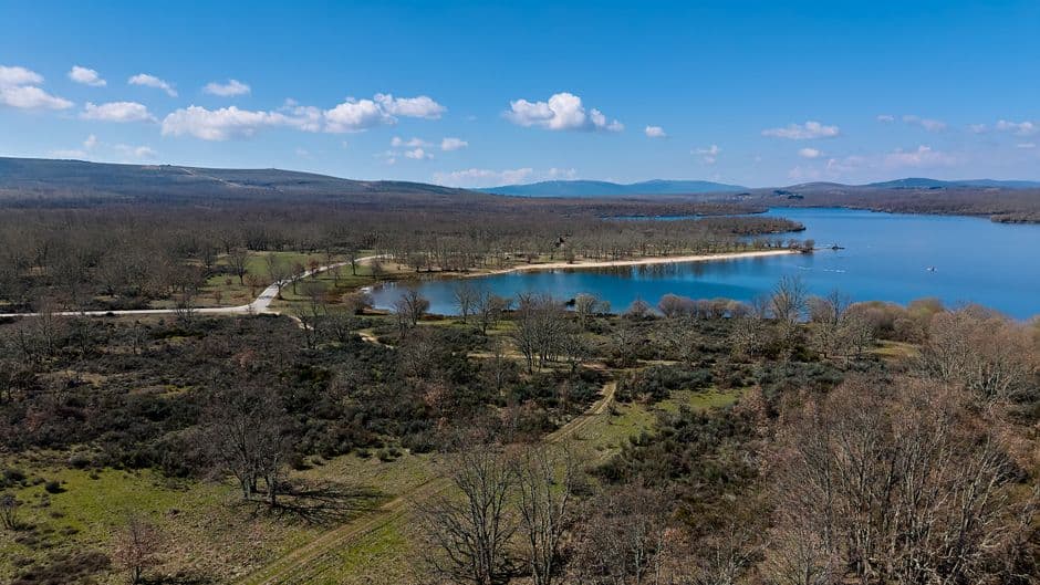 Vista aérea de un lago sereno en Zamora, España, rodeado de vegetación, en el chat de Benavente