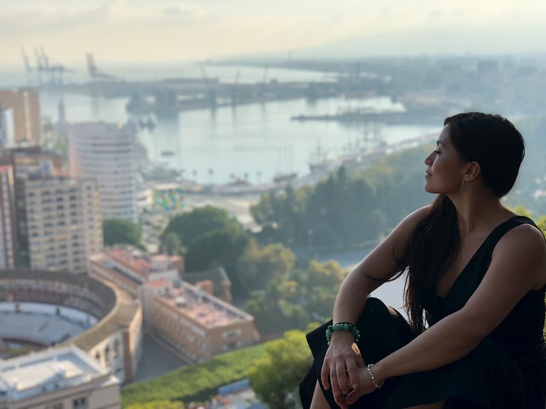 Mujer sentada mirando edificios con enfoque selectivo, en la sala de chat de Toro