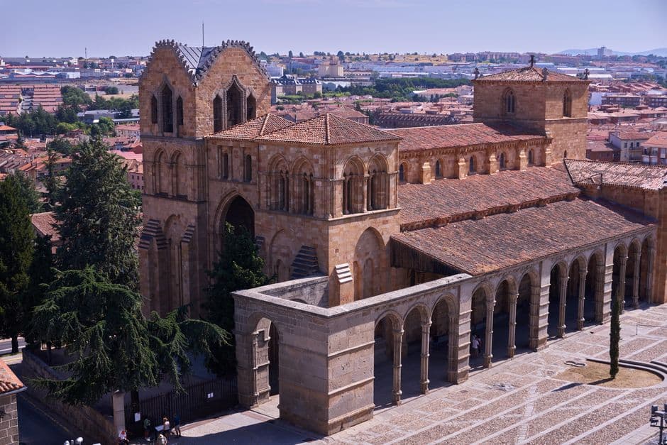 Basilica antigua con arquitectura histórica, en la sala de chat de Ejea de los Caballeros