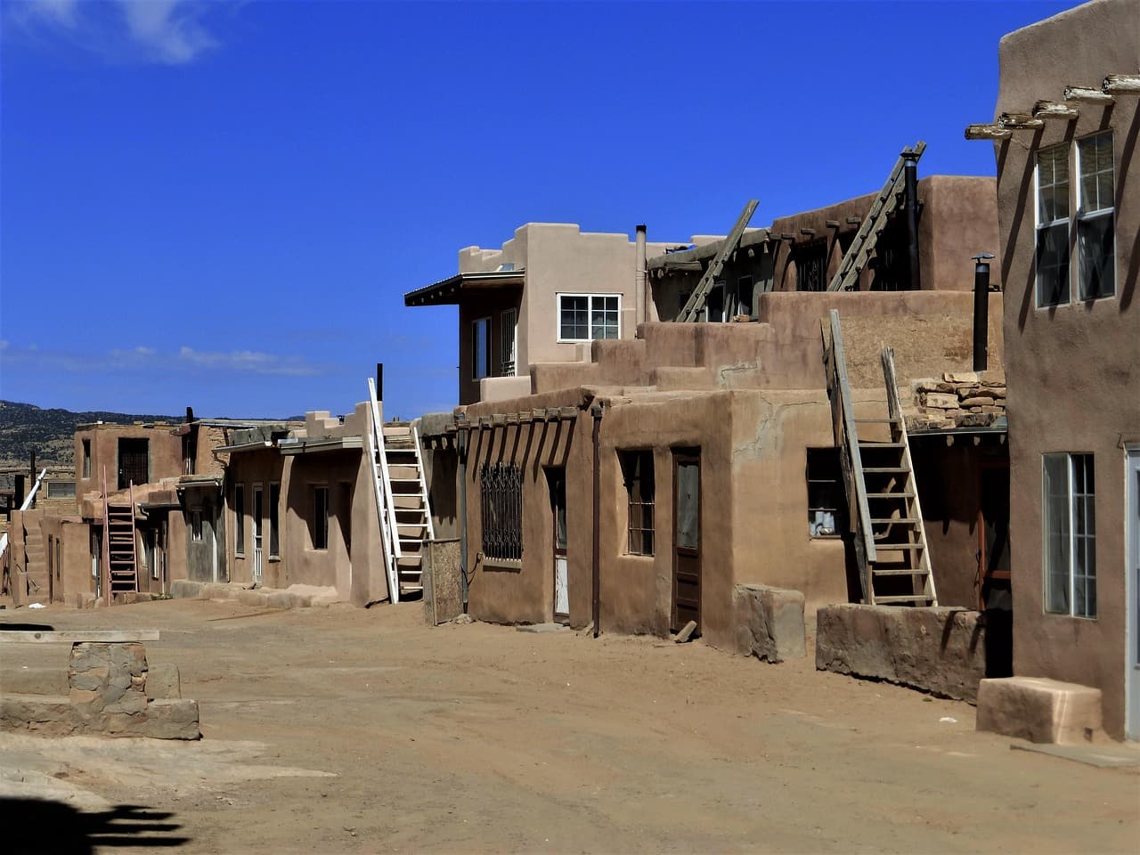 Exterior antiguo sin personas, en el chat de Nuevo México