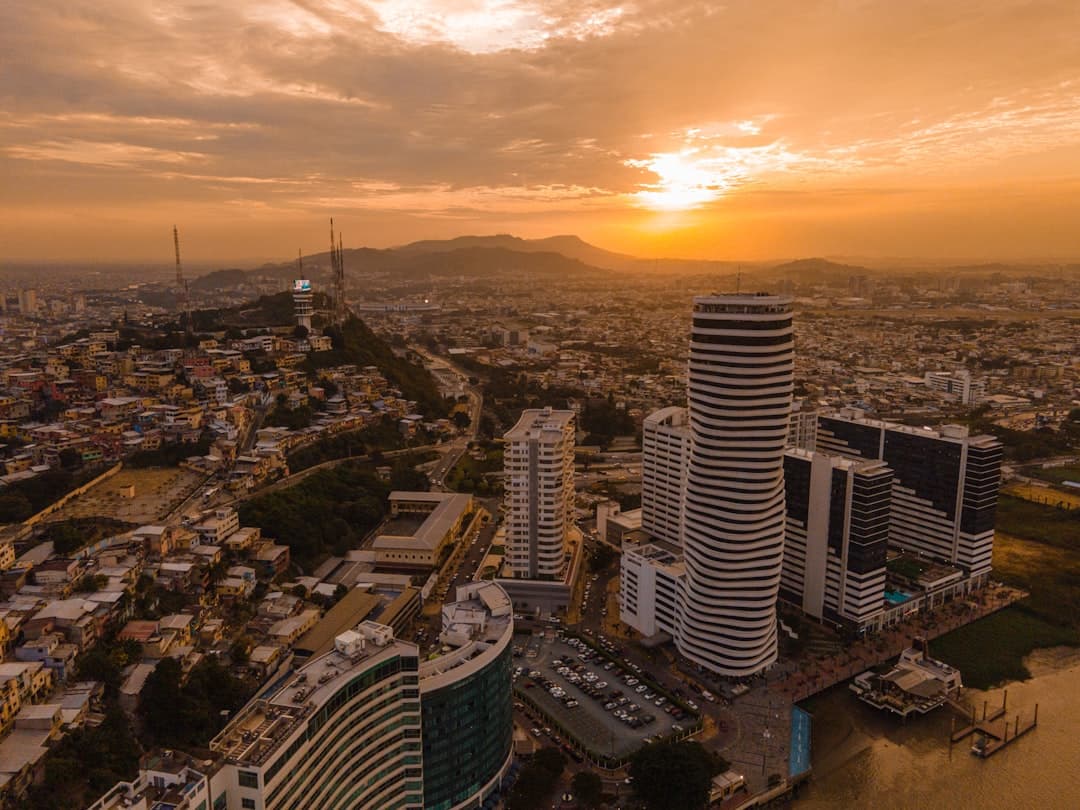 Vista aérea de edificios de la ciudad al atardecer, en la sala de chat de Guayaquil