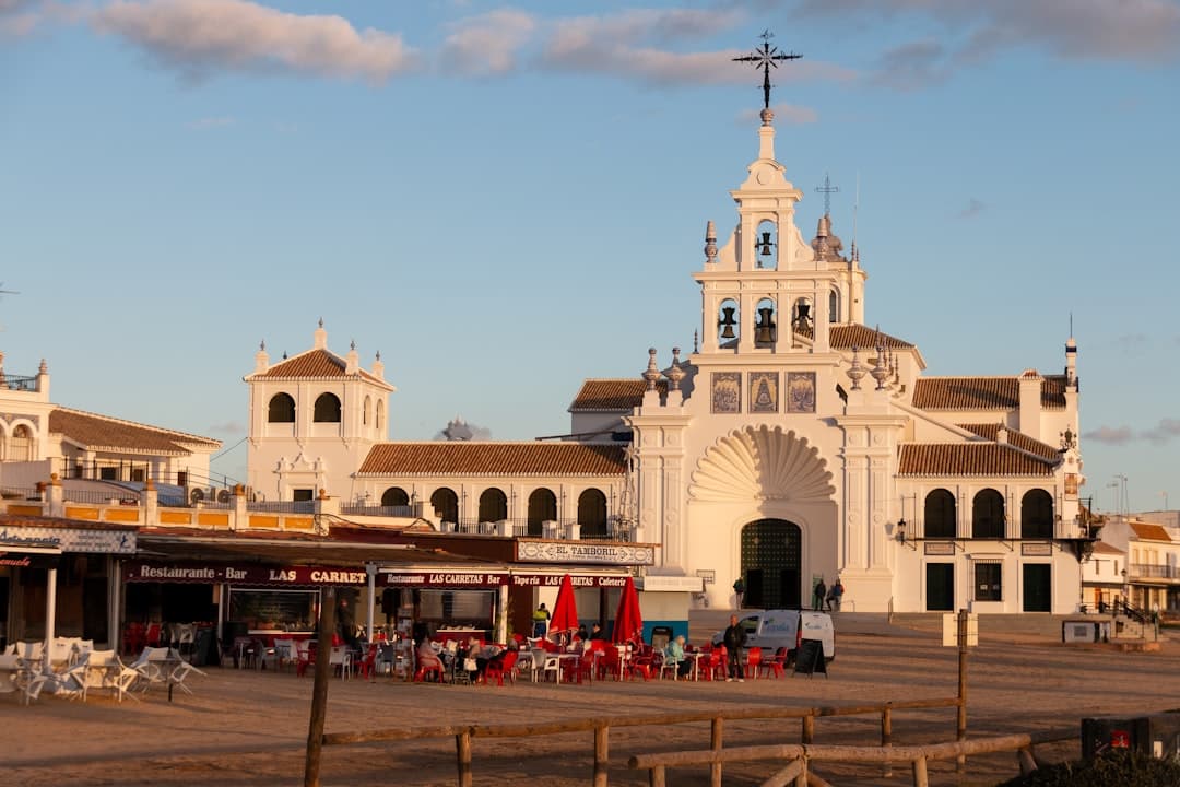 Iglesia con cruz en lo alto, en la sala de chat de Huelva