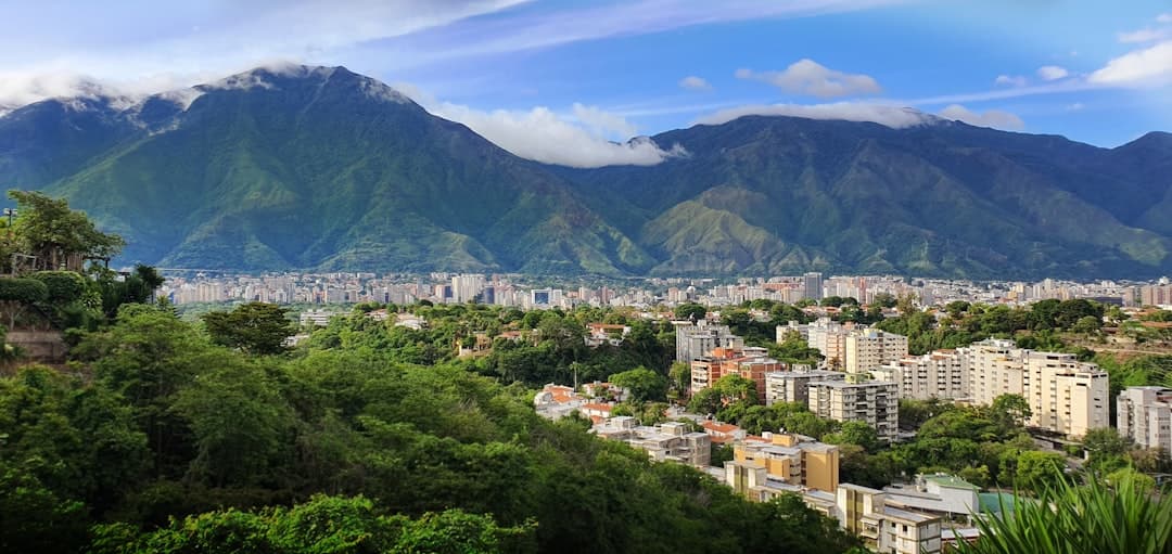 Ciudad con montañas al fondo, en la sala de chat de Caracas