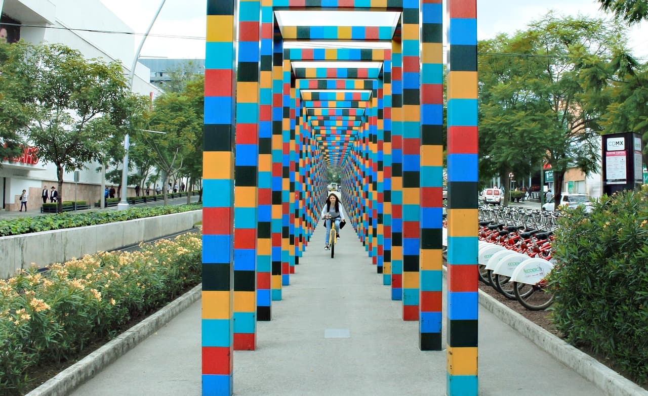 Calle de ciudad con fachadas de colores, en el chat de Atlacomulco