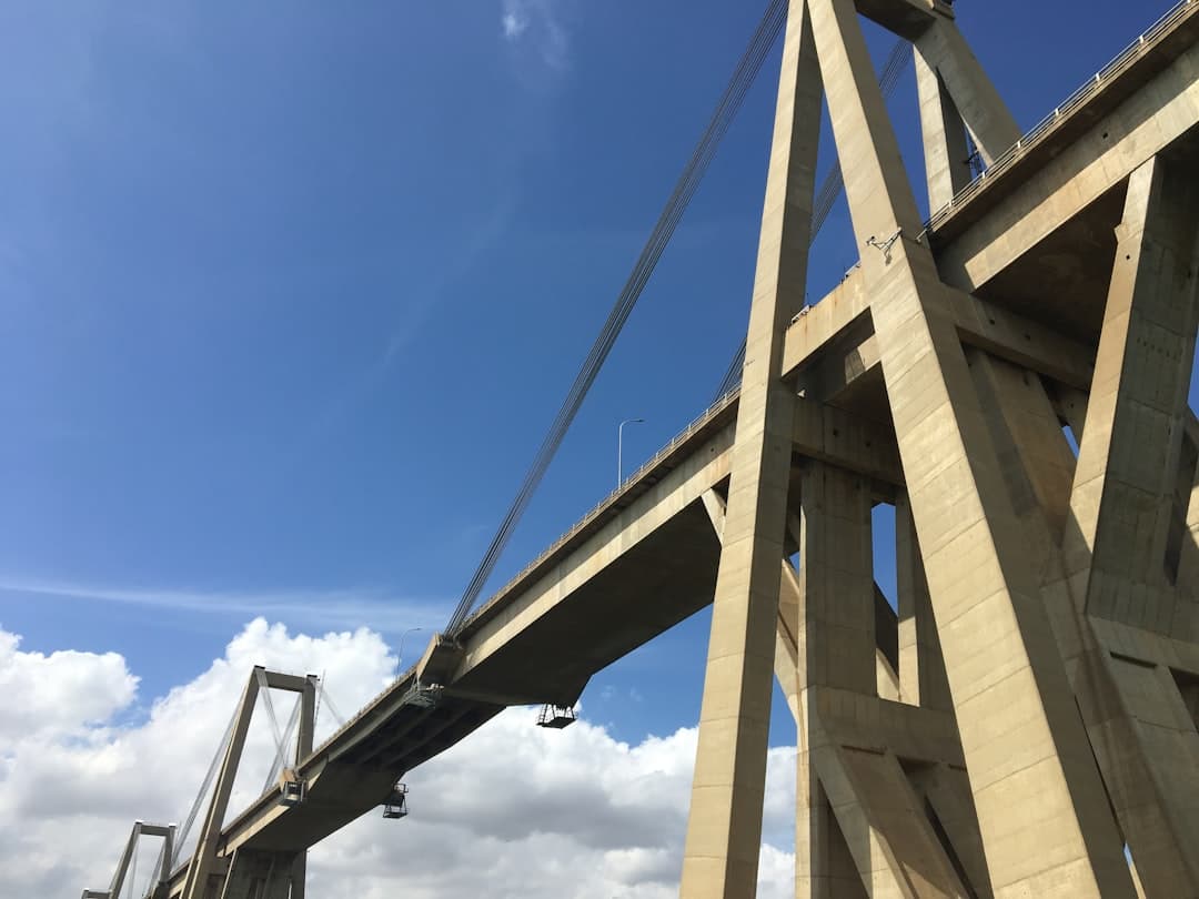 Un puente muy alto bajo un cielo despejado, en la sala de chat de Maracaibo