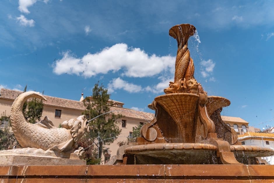 Fuente y escultura bajo el sol, en el chat de Fuentes de Andalucía